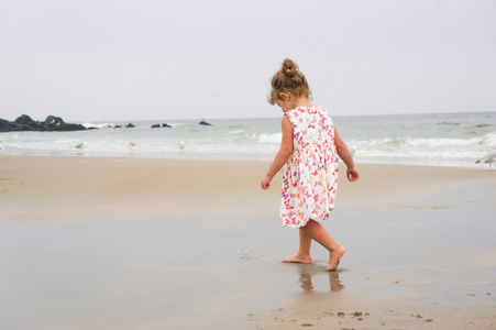 在沙滩上的小两岁的女孩