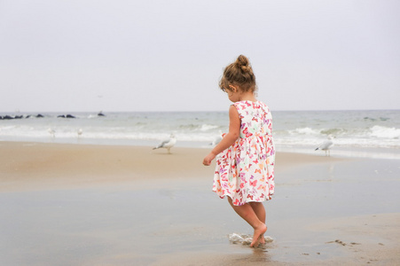 在沙滩上的小两岁的女孩