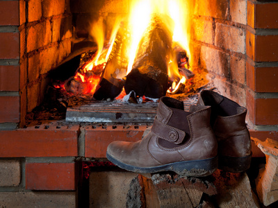 靴子被干附近壁炉里的火