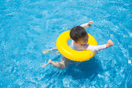 宝贝男孩活动对游泳池 儿童游泳