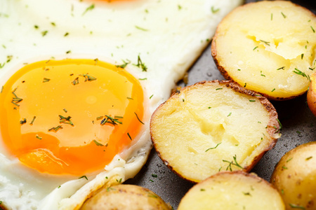 早餐鸡蛋 香肠和马铃薯