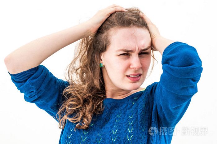 把手放在头上的恐慌女人