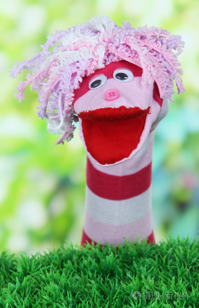 在明亮的背景上可爱的木偶