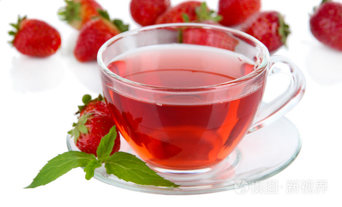 孤立在白色的美味草莓茶