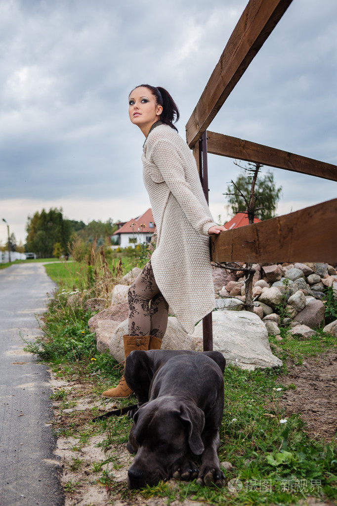 性感的女人与狗