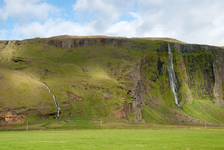 在冰岛 seljalandsfoss 瀑布