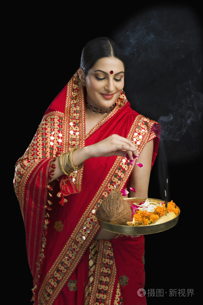 举行宗教祭祀的女人