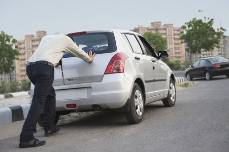 商人推他的车