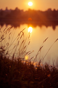 河上美丽的夕阳