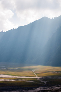 装载溴溴腾格里 semeru 国家公园附近的山