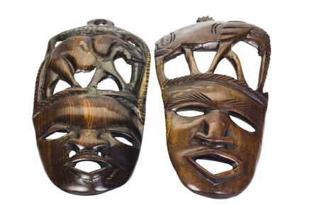 两个木制面具的特写镜头