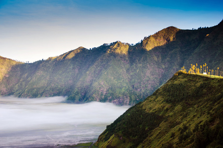 装载溴溴腾格里 semeru 国家公园附近的山