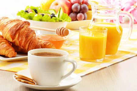 早餐咖啡 橙汁 牛角面包 鸡蛋 蔬菜