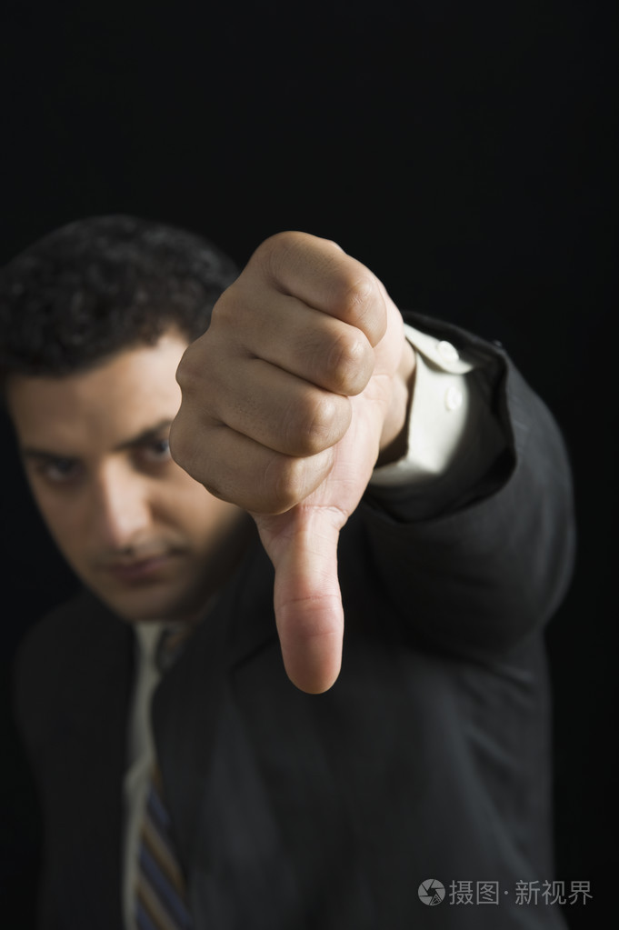 商人显示大拇指朝下的标志