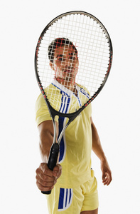 男子手持一个网球拍