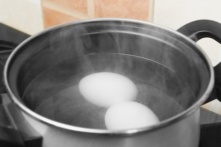 鸡蛋在沸腾的水