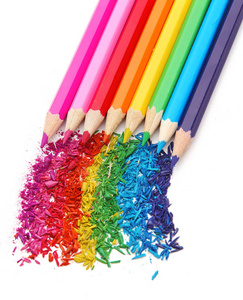 彩色铅笔与锐化屑上白色隔离