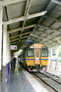 站在老火车。泰国亚洲老火车