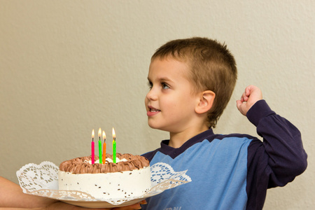 庆祝第五个生日的男孩蛋糕