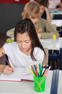 女学生在教室里在书中写