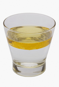 油浮在水面的一杯照片