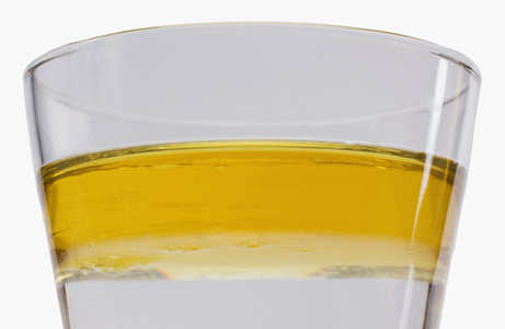 油浮在水面的一杯照片