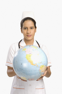 护士抱着一个地球仪