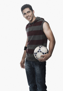 男人抱着一个足球
