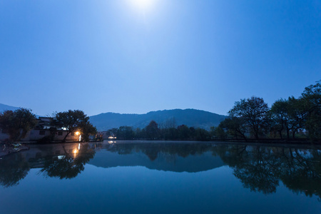 夜的宁静湖沿途的风景图片