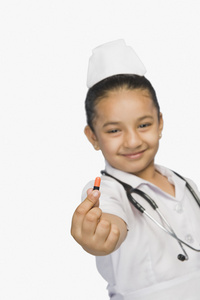 女孩装扮成一名护士和持有一个胶囊