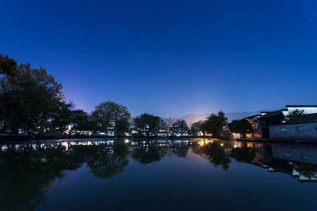 夜的宁静湖沿途的风景