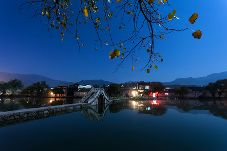 夜的宁静湖沿途的风景