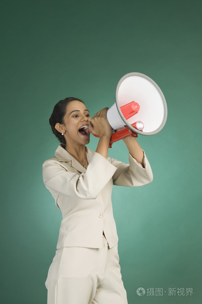女商人拿着喇叭宣布