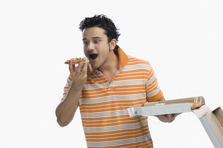 男子吃披萨