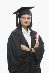 一张文凭举行毕业礼服的女人