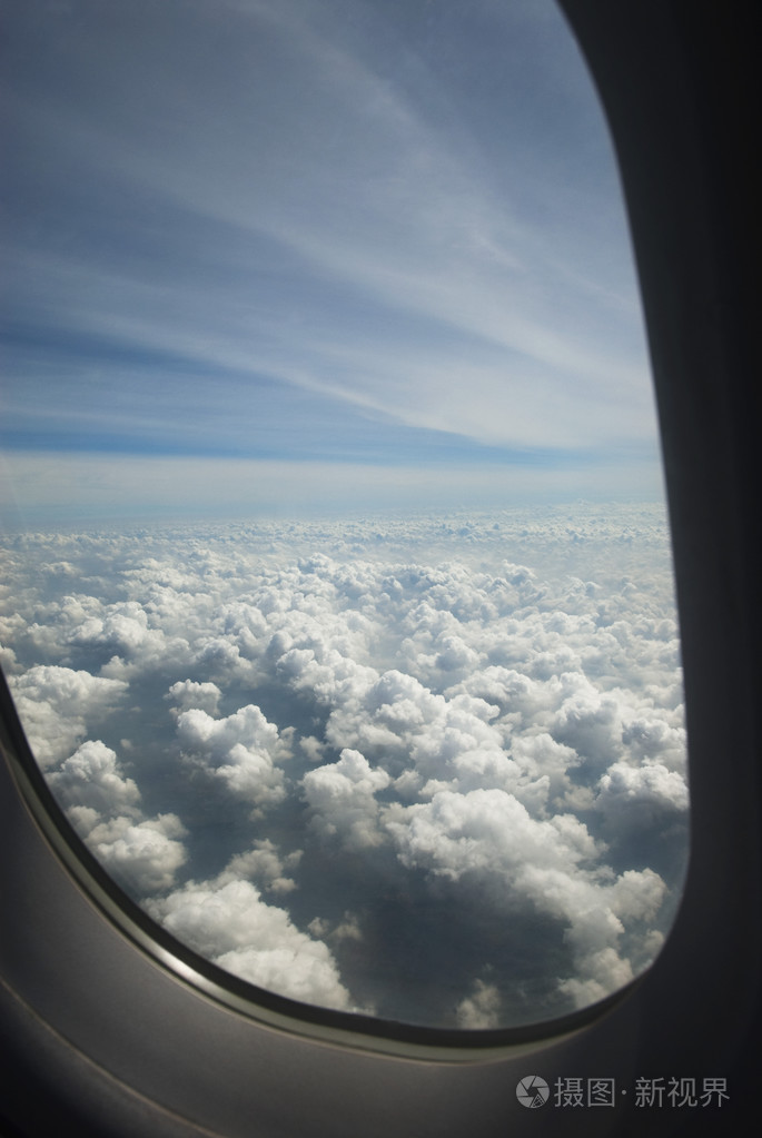 查看飞机窗外的云