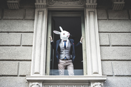 兔子面具男人出现在窗口