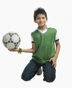男孩抱着一个足球球