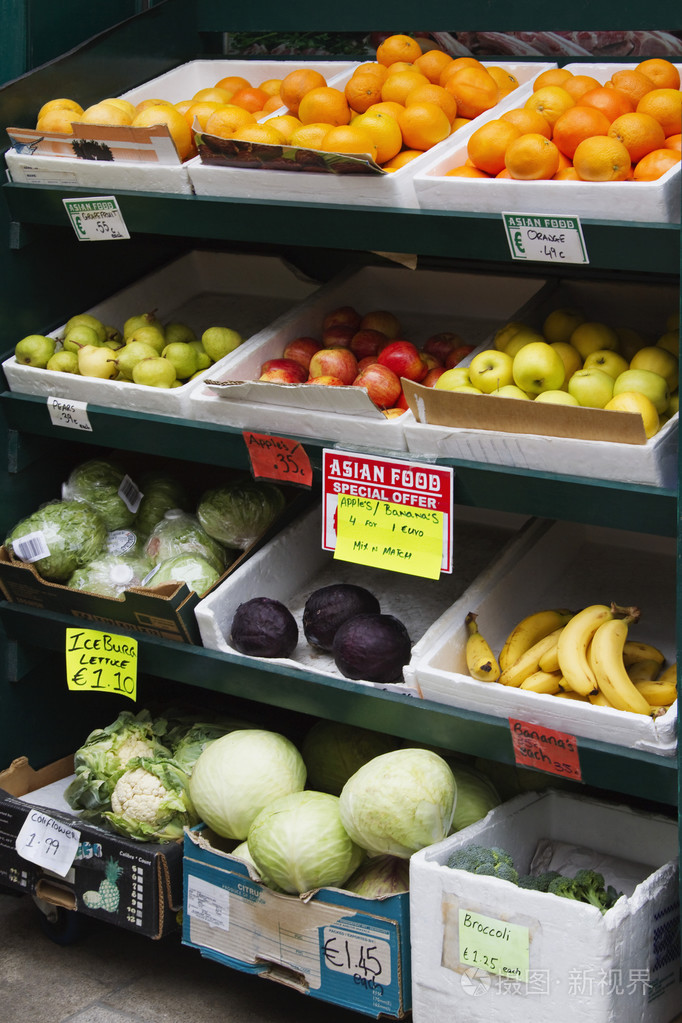 蔬菜和水果在一家超市