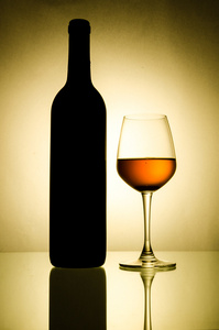 酒瓶和酒玻璃