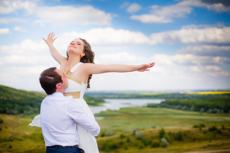 男人在悬崖上的抱着他的女朋友图片