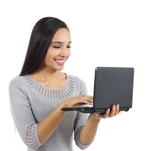 美丽的女人在笔记本计算机上浏览互联网