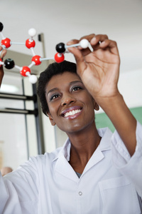 女教师研究分子的结构