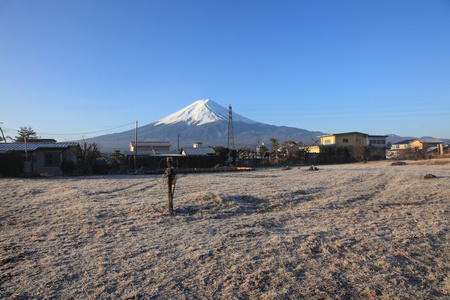 从河口湖在 3 月的富士山视图