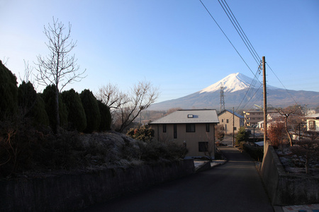 从河口湖在 3 月的富士山视图