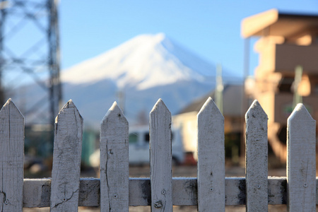 从河口湖在 3 月的富士山视图