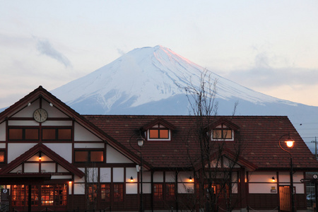 从河口湖站 3 月 2013年富士山的视图