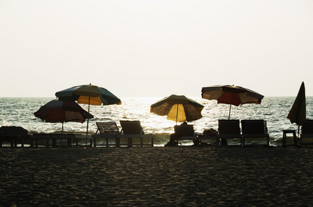 椅子和海滩上的遮阳伞