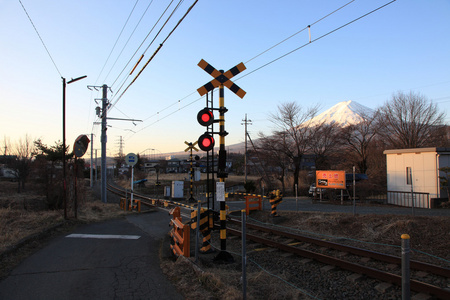 从河口湖火车站 3 月 2013年富士山的视图