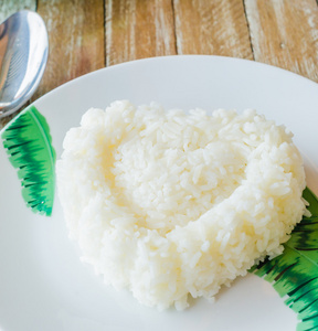 水稻在白盘子里